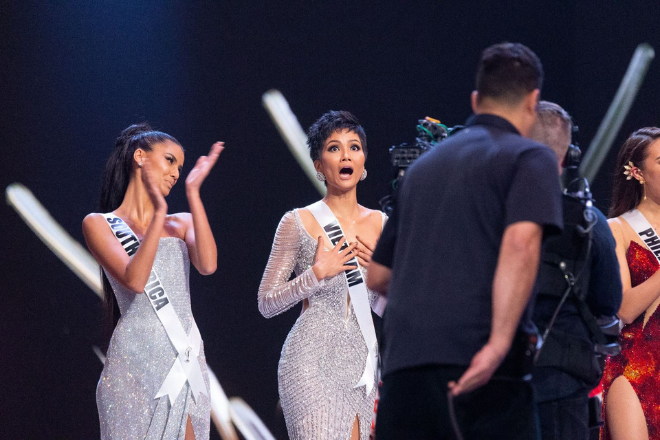 ... khi bất ngờ được xướng tên vào top 5 chung cuộc. (Ảnh: BTC)