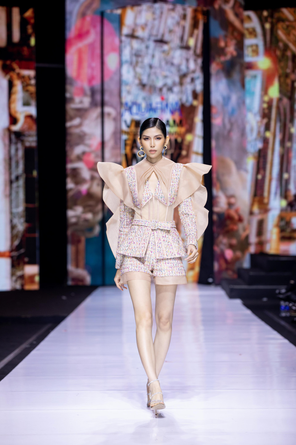 Linh San cho biết bộ sưu tập lấy cảm hứng từ những vẻ đẹp ban sơ của mảnh đất hình chữ S - Việt Nam, với những cánh hoa đầy sắc màu rực rỡ, những cơn gió thoảng dịu nhẹ trên mặt nước tĩnh lặng lấp lánh ánh nắng… (Ảnh: CTV/Vietnam+)