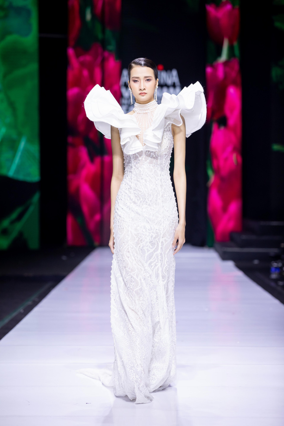 Cùng ngắm bộ sưu tập ‘Mother Land' của nhà thiết kế Linh San. (Ảnh: CTV/Vietnam+)