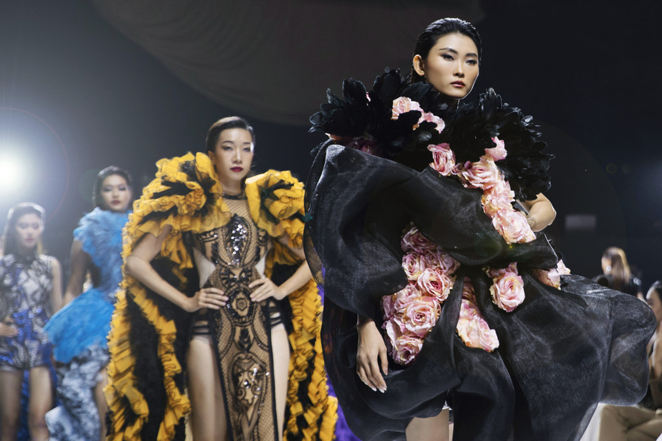 Với bộ sưu tập Rose Secret, nhà thiết kế Tuyết Lê muốn truyền tải góc nhìn mới về tư duy sáng tạo thời trang trong thời đại mới. Đây cũng chính là tinh thần #ReFashion mà Tuần lễ thời trang Quốc tế Việt Nam Xuân Hè 2022 đang hướng tới. (Ảnh: CTV/Vietnam+)