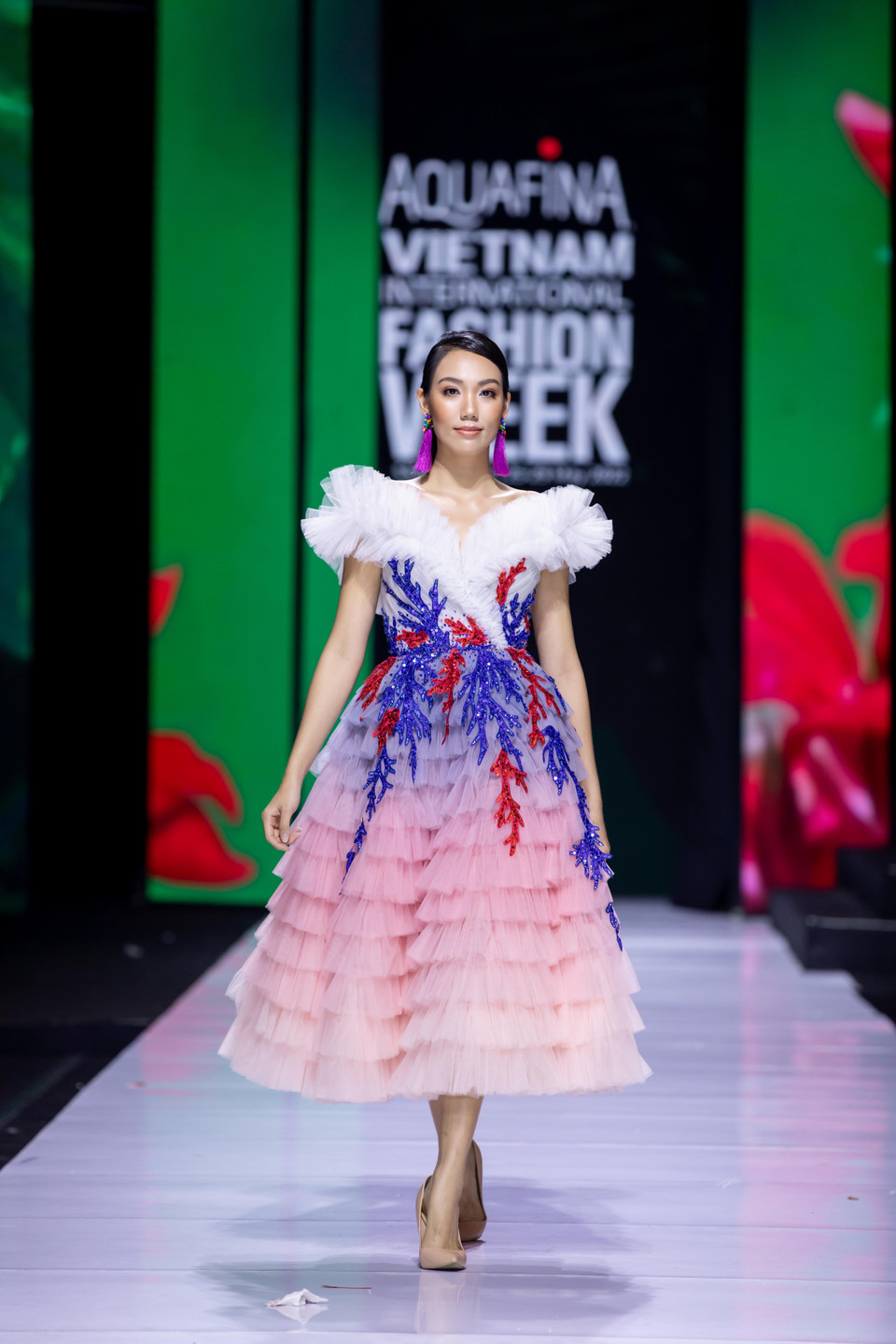 Cùng ngắm bộ sưu tập ‘Mother Land' của nhà thiết kế Linh San. (Ảnh: CTV/Vietnam+)