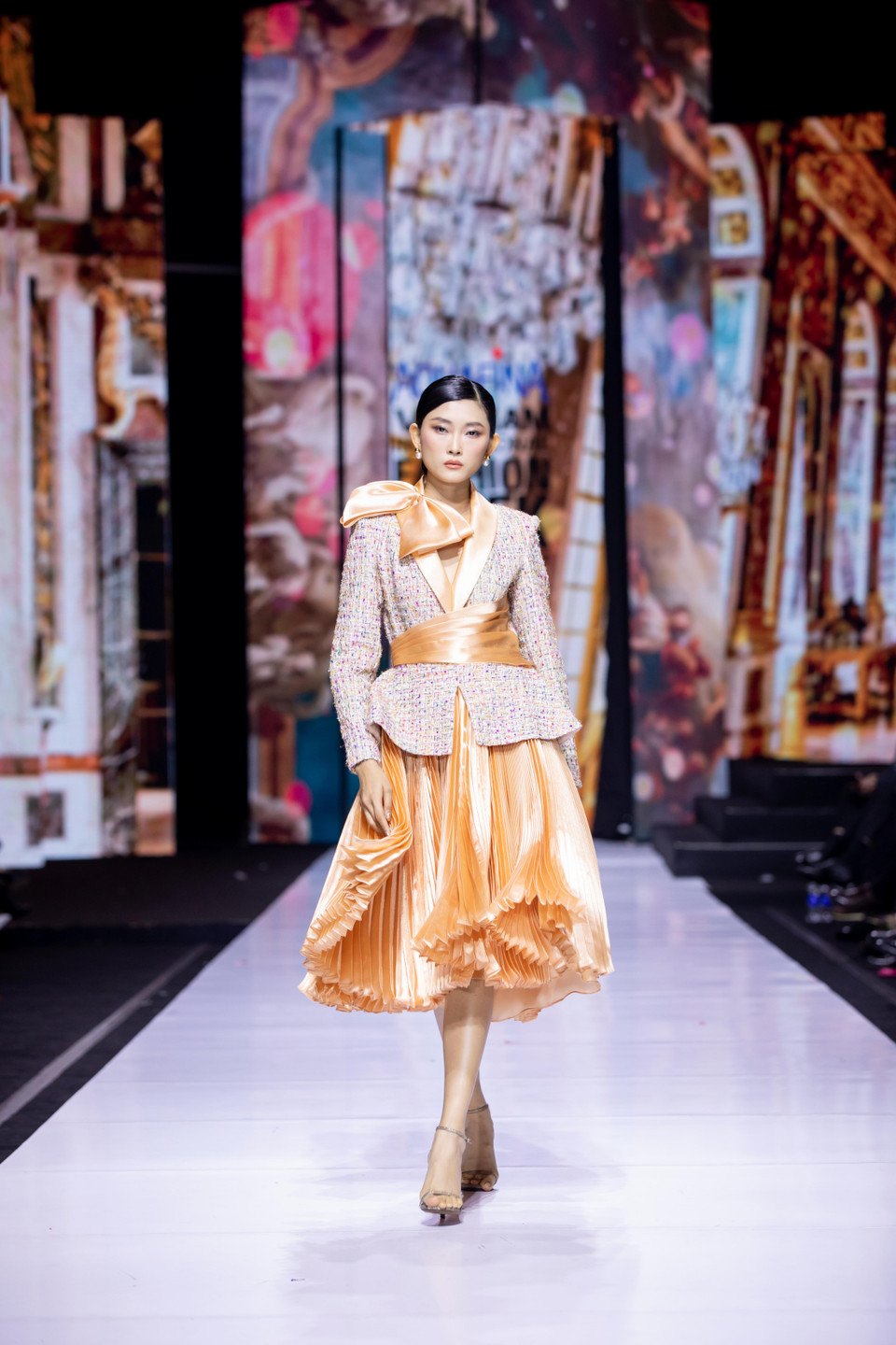 Thông qua bộ sưu tập mới này, Linh San mong muốn mang đến cái nhìn mới hơn về thời trang - không đơn thuần chỉ là những mảnh vải được tô điểm thêm những hạt đá lấp lánh mà ẩn sau mỗi mẫu thiết kế là câu chuyện riêng. (Ảnh: CTV/Vietnam+)