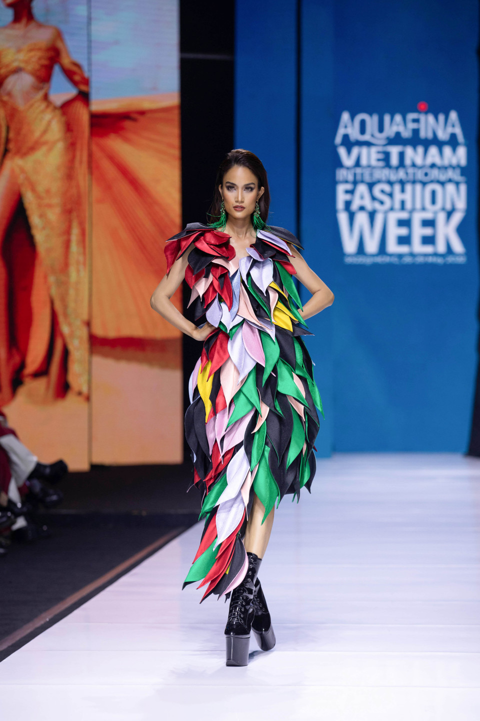 Cùng ngắm những thiết kế độc đáo trong bộ sưu tập ‘Rose Secret’ của nhà tạo mẫu Tuyết Lê. (Ảnh: CTV/Vietnam+)