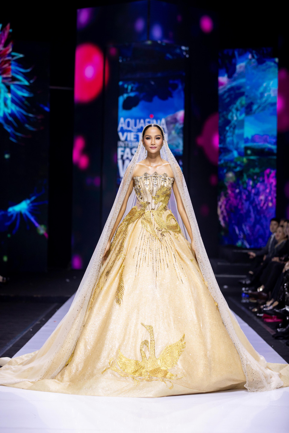 Ấn tượng hơn cả, Hoa hậu H’Hen Niê đảm nhận vị trí vedette, bước ra như một nữ thần đã tạo nên cái kết hoàn hảo. (Ảnh: CTV/Vietnam+)