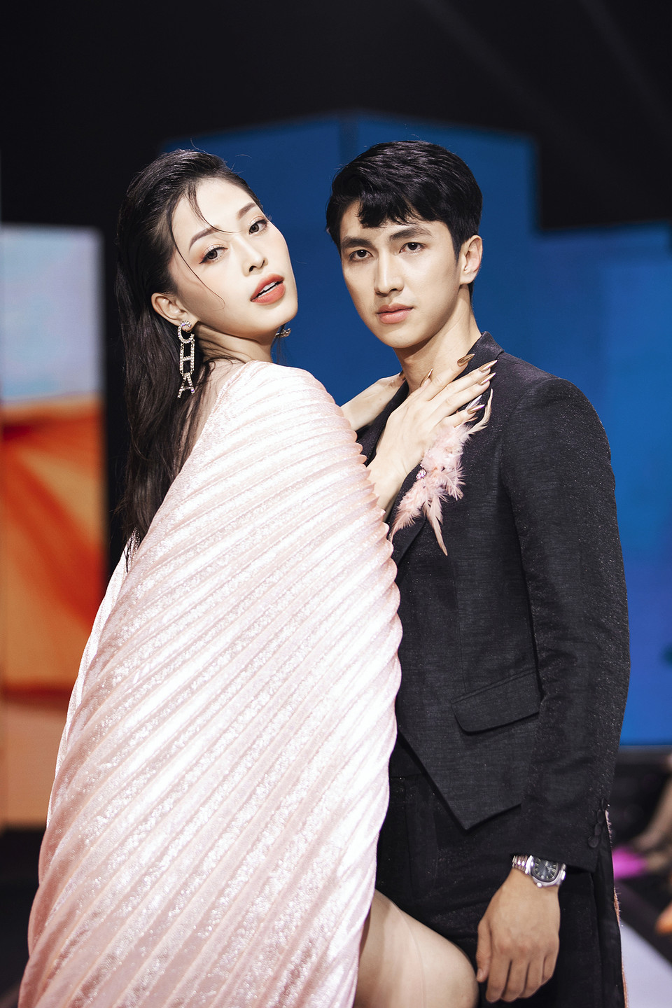 Show diễn còn có sự góp mặt của các cặp đôi ‘hot’ của showbiz Việt như diễn viên Bình An-Á hậu Phương Nga. Cặp đôi ‘cậu mợ’ nhịp nhàng trong từng bước catwalk uyển chuyển nhẹ nhàng.diễn viên Quốc Trường-Hoa hậu Diễm Hương. (Ảnh: CTV/Vietnam+)