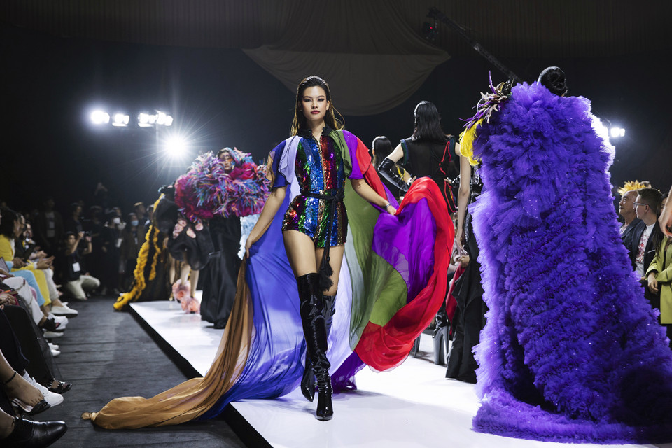 Không chỉ khiến người hâm mộ thời trang trầm trồ với những thiết kế độc lạ, bộ sưu tập ‘Rose Secret’ còn khiến người xem thích thú khi quy tụ hàng loạt gương mặt đình đám thế giới như: Hoa hậu Toàn cầu 2019 Karolína Kokešová, Siêu mẫu, Á hậu Võ Hoàng Yến, Hoa hậu Trái đất 2015 Angelia Gabrena Ong, Hoa hậu Tiểu Vy… (Ảnh: CTV/Vietnam+)