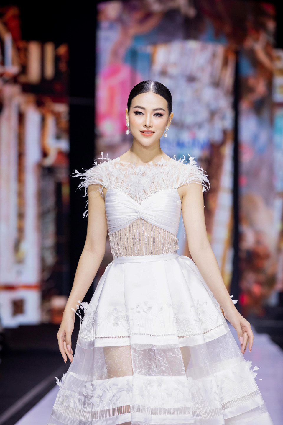 Ghi dấu tên tuổi trong lần đầu tham gia Tuần lễ thời trang quốc tế Việt Nam, nhà thiết kế Linh San mang đến bộ sưu tập hoàn toàn mới có tên gọi ‘Mother Land.’ (Ảnh: CTV/Vietnam+)