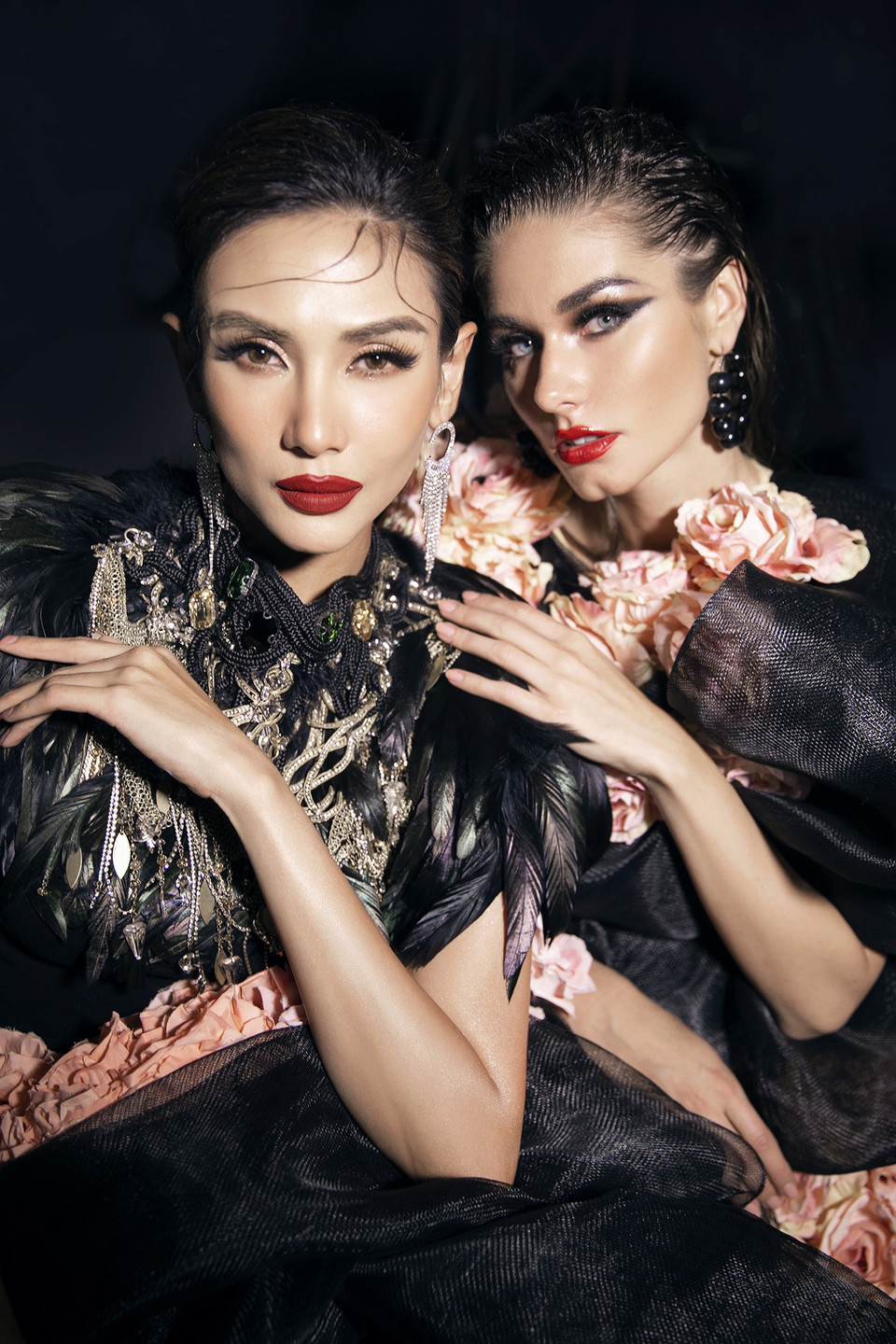 Sêu mẫu Võ Hoàng Yến và Hoa hậu Toàn cầu 2019 Karolína Kokešová trình diễn cho bộ sưu tập của nhà tạo mẫu Tuyết Lê. (Ảnh: CTV/Vietnam+)