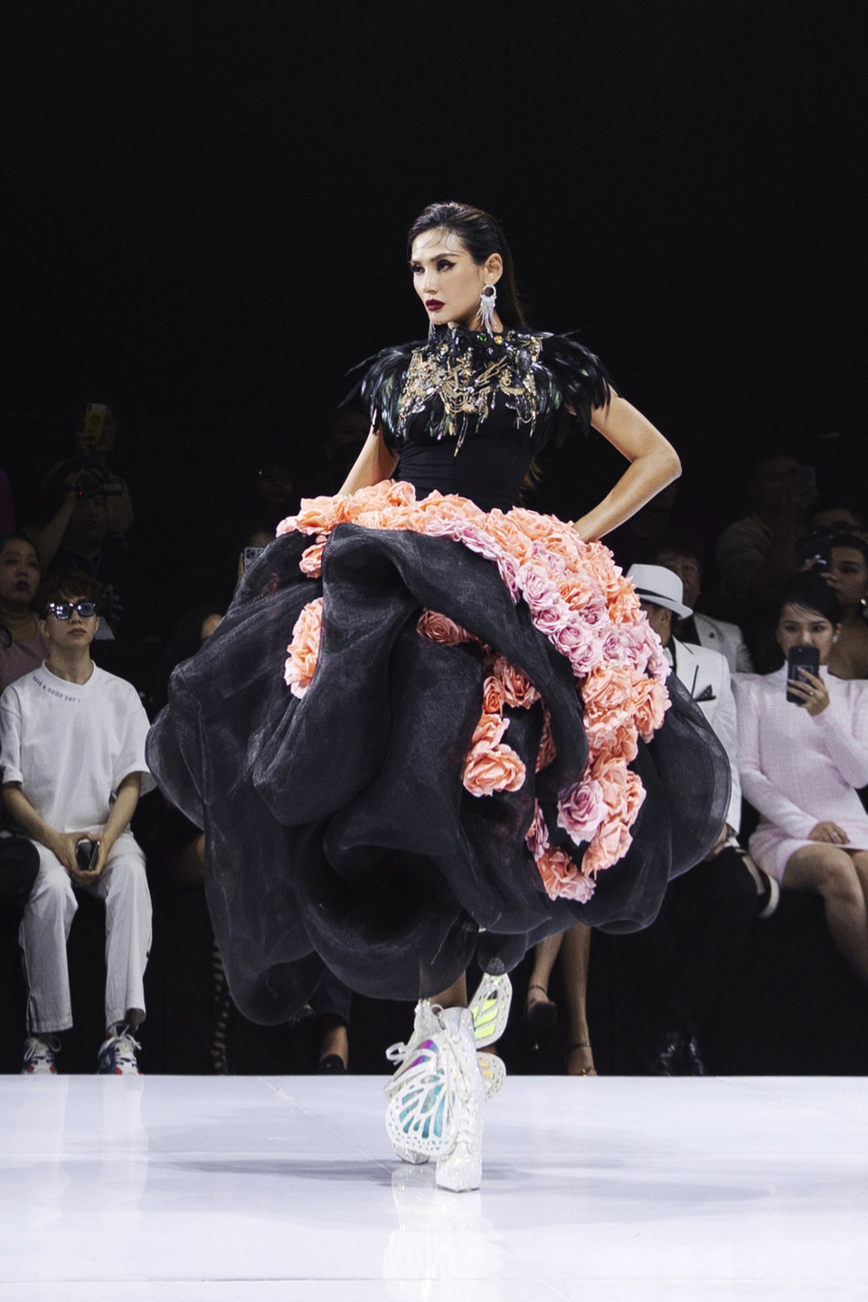 Màn trình diễn này quy tụ dàn sao đình đám như: Siêu mẫu - Á hậu Võ Hoàng Yến, Hoa hậu Toàn cầu 2019 Karolína Kokešová, Hoa hậu Tiểu Vy, Hoa hậu Trái đất 2015 Angelia Gabrena Ong… cùng các cặp đôi ‘hot’ của showbiz Việt: Kiện tướng Khánh Thi-Phan Hiển, diễn viên Bình An-Á hậu Phương Nga, diễn viên Quốc Trường-Hoa hậu Diễm Hương. (Ảnh: CTV/Vietnam+)