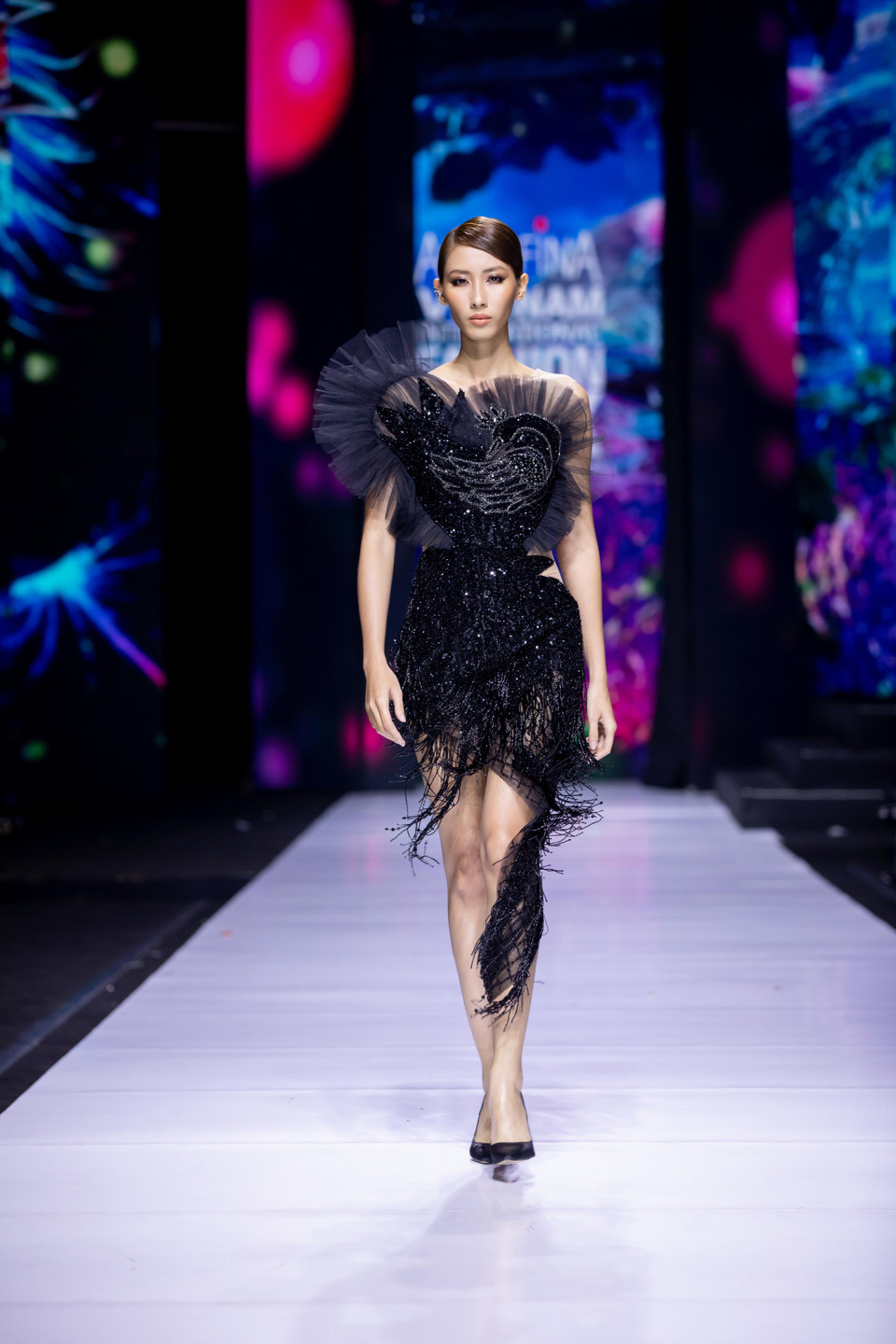 Cùng ngắm bộ sưu tập ‘Mother Land' của nhà thiết kế Linh San. (Ảnh: CTV/Vietnam+)