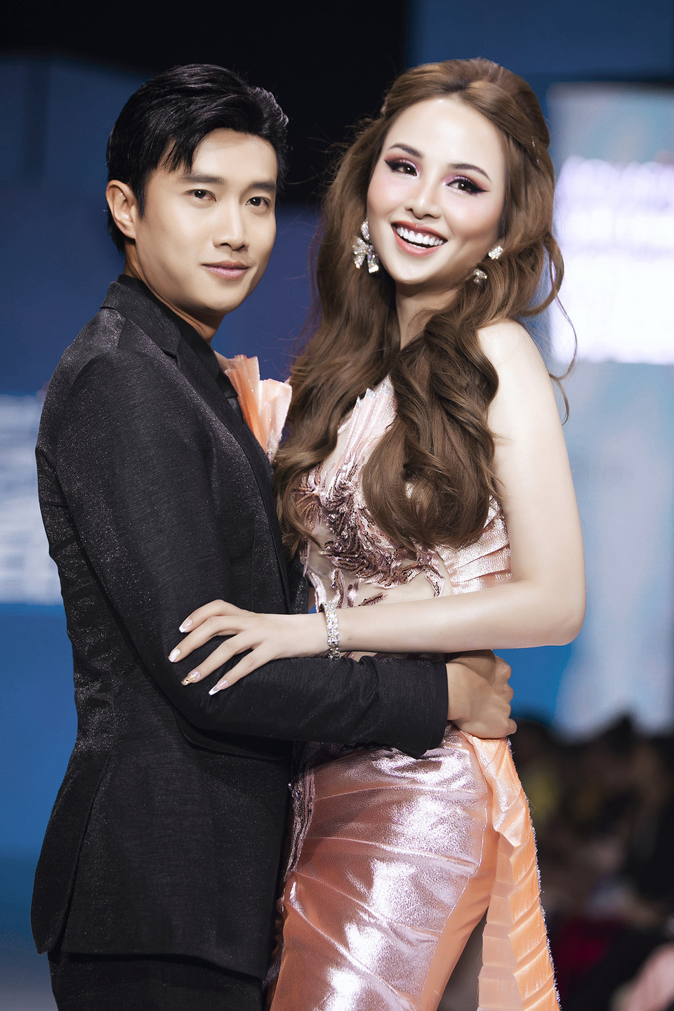 Bất ngờ hơn khi diễn viên Quốc Trường sánh đôi cùng Hoa hậu Thế giới người Việt Diễm Hương. Tất cả tạo nên một màn trình diễn mở màn đầy ấn tượng và thăng hoa. (Ảnh: CTV/Vietnam+)