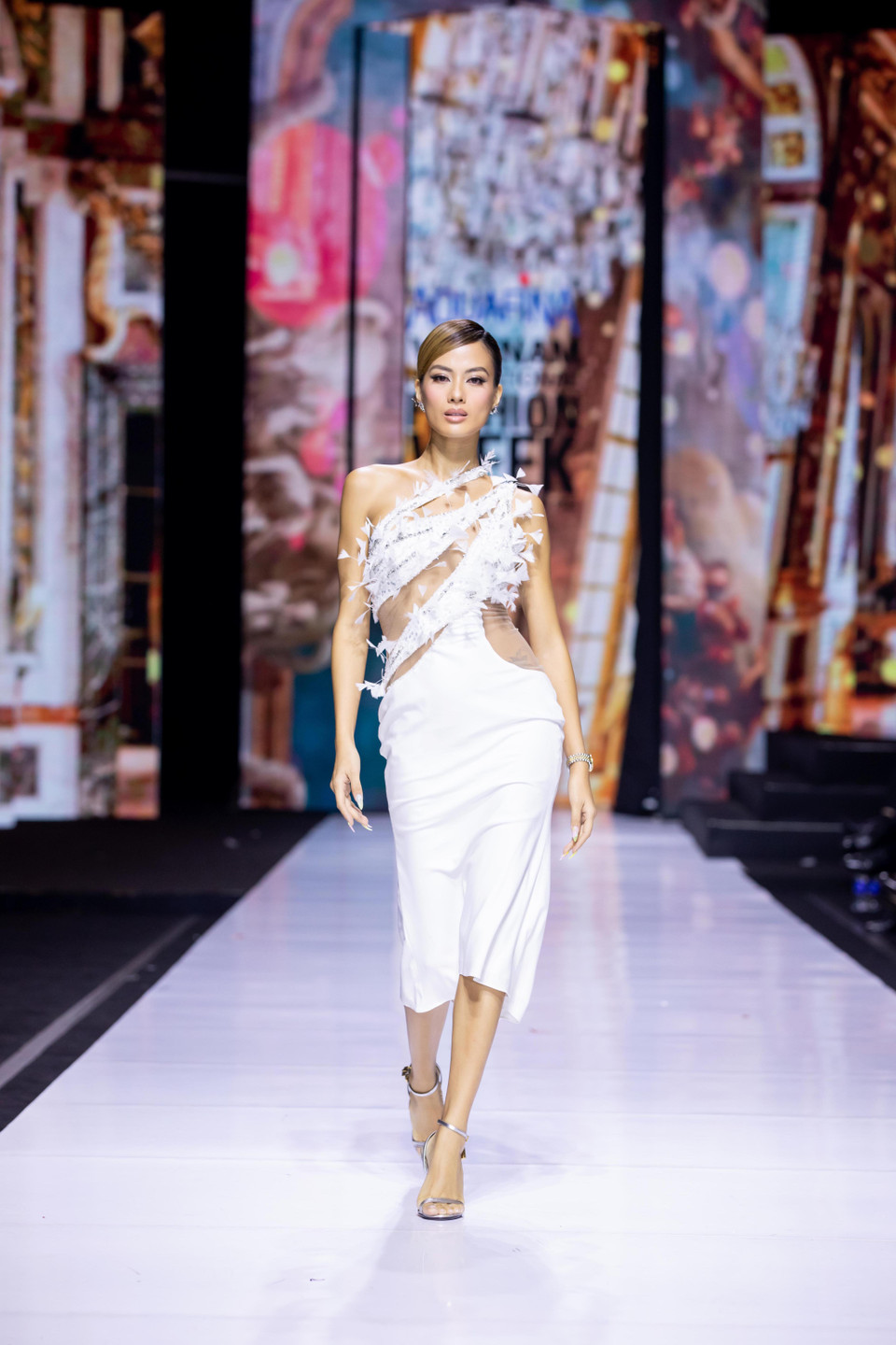 Đặc biệt, bằng khả năng sáng tạo khéo léo, nhà thiết kế Linh San đã biến các chất liệu tự nhiên, thân thiện với môi trường thành những trang phục lộng lẫy, tôn lên vẻ đẹp quyến rũ người phụ nữ. (Ảnh: CTV/Vietnam+)