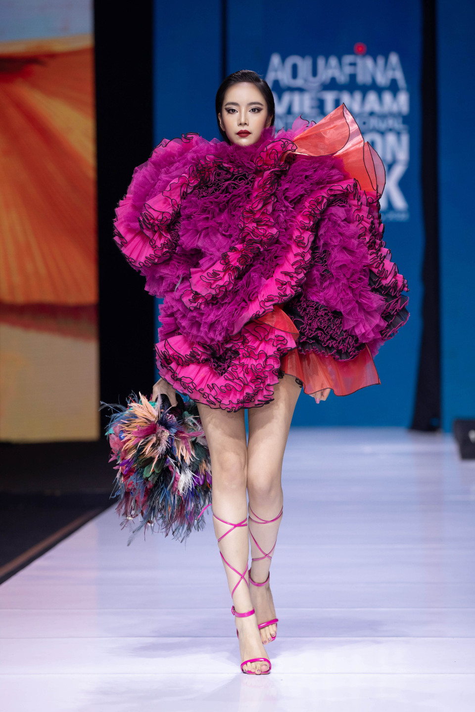 Cùng ngắm những thiết kế độc đáo trong bộ sưu tập ‘Rose Secret’ của nhà tạo mẫu Tuyết Lê. (Ảnh: CTV/Vietnam+)