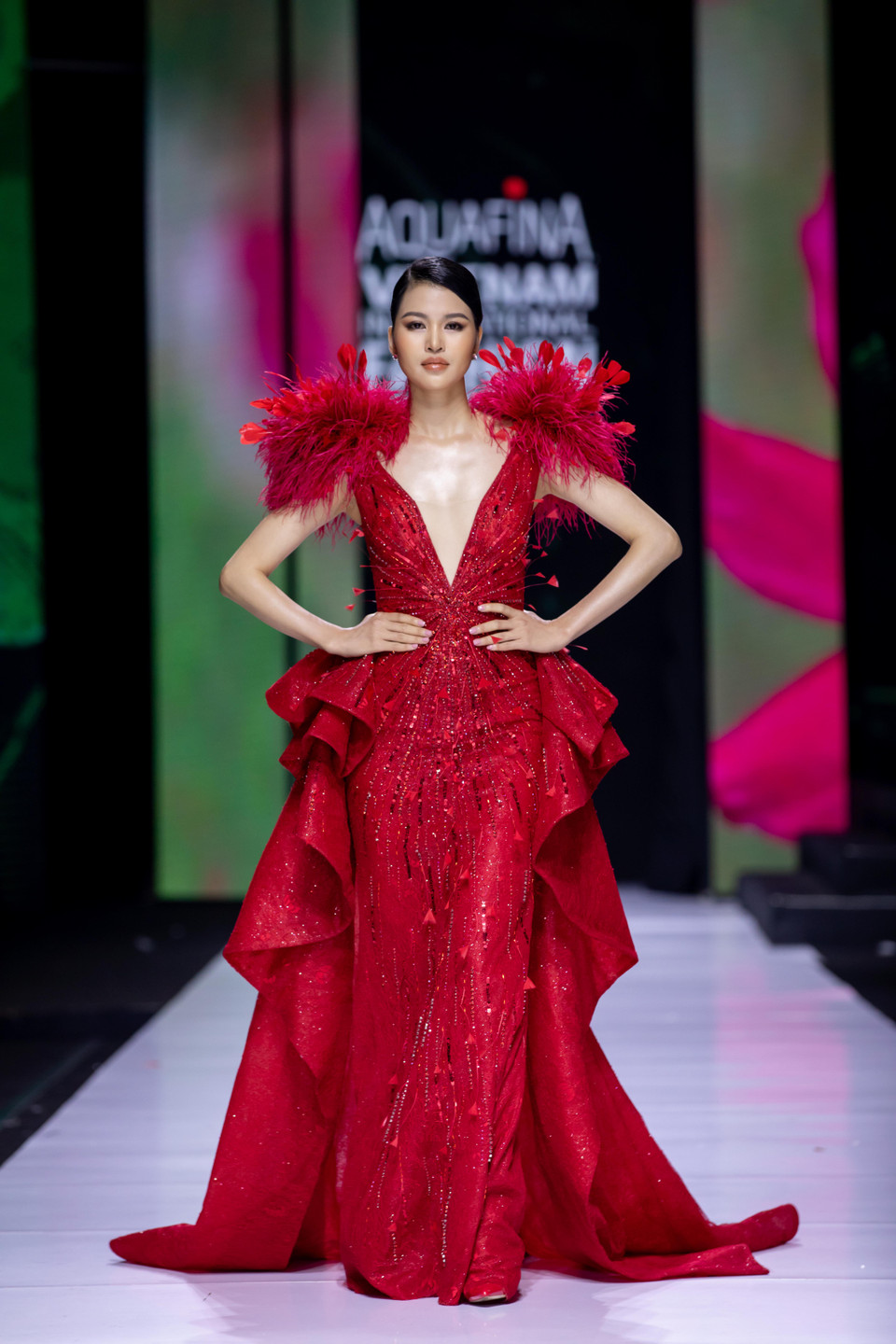 Cùng ngắm bộ sưu tập ‘Mother Land' của nhà thiết kế Linh San. (Ảnh: CTV/Vietnam+)