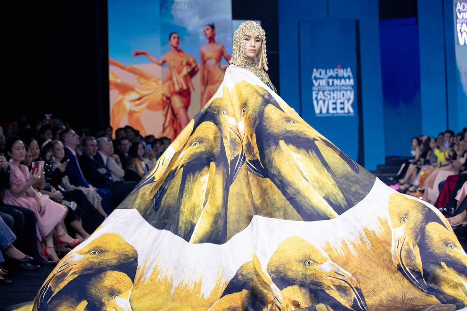 Cùng ngắm những thiết kế độc đáo trong bộ sưu tập ‘Rose Secret’ của nhà tạo mẫu Tuyết Lê. (Ảnh: CTV/Vietnam+)