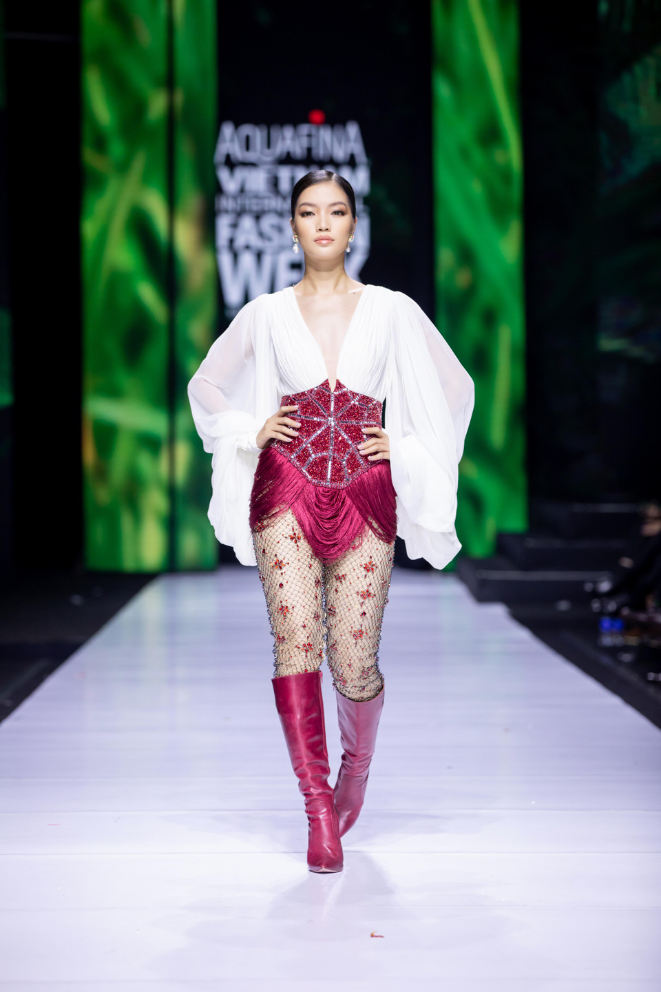 Cùng ngắm bộ sưu tập ‘Mother Land' của nhà thiết kế Linh San. (Ảnh: CTV/Vietnam+)