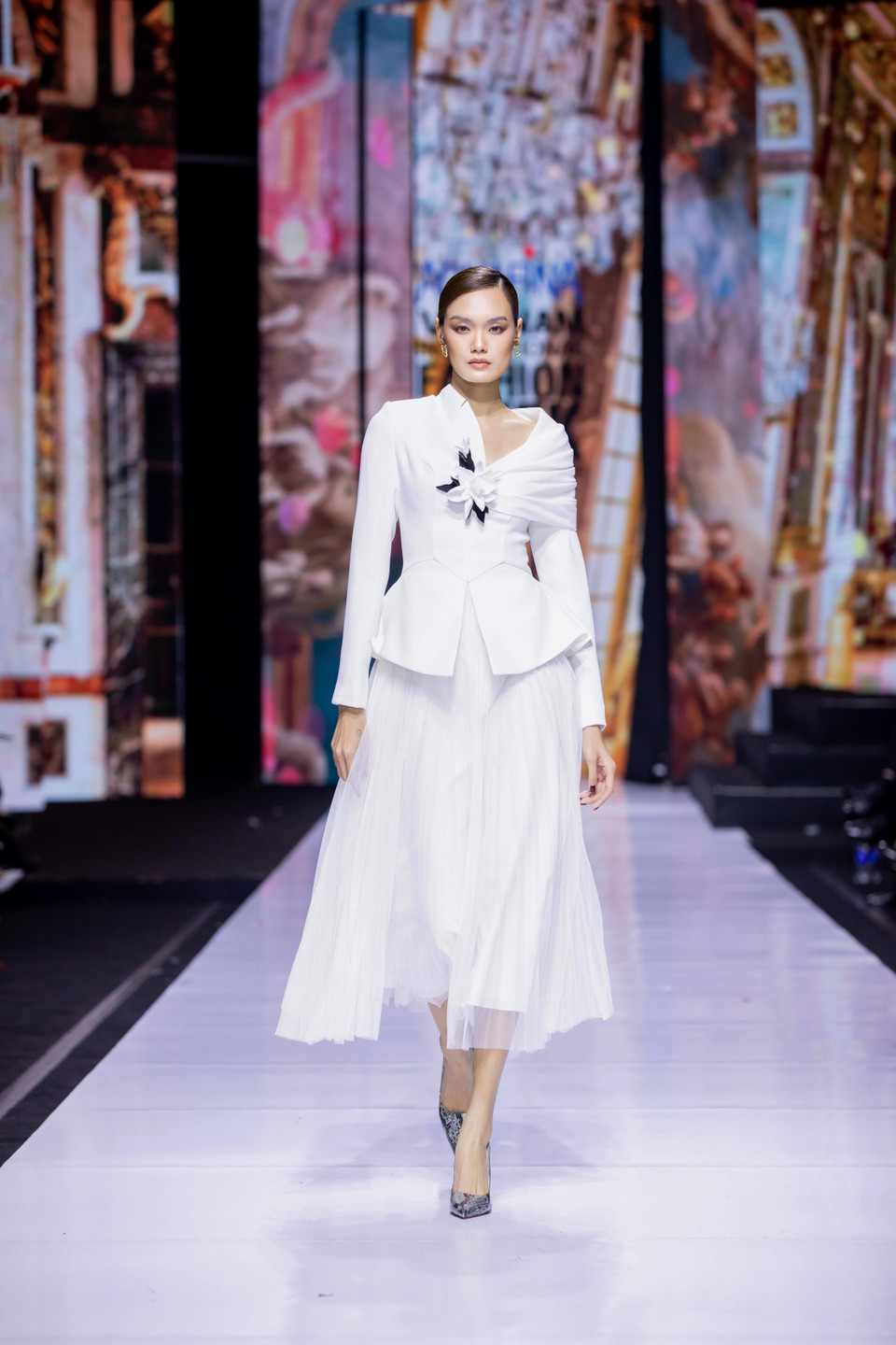 Chứng kiến màn trình diễn bộ sưu tập, khán giả không khỏi trầm trồ trước kỹ năng catwalk chuyên nghiệp và body nóng bóng của các mỹ nhân Việt như: Hoa hậu Phương Khánh, Quán quân Siêu mẫu châu Á Quỳnh Anh, “nữ hoàng lookbook’ TyhD Thùy Dương… Tất cả đã tạo nên một câu chuyện thời trang mãn nhãn và thăng hoa cảm xúc. (Ảnh: CTV/Vietnam+)