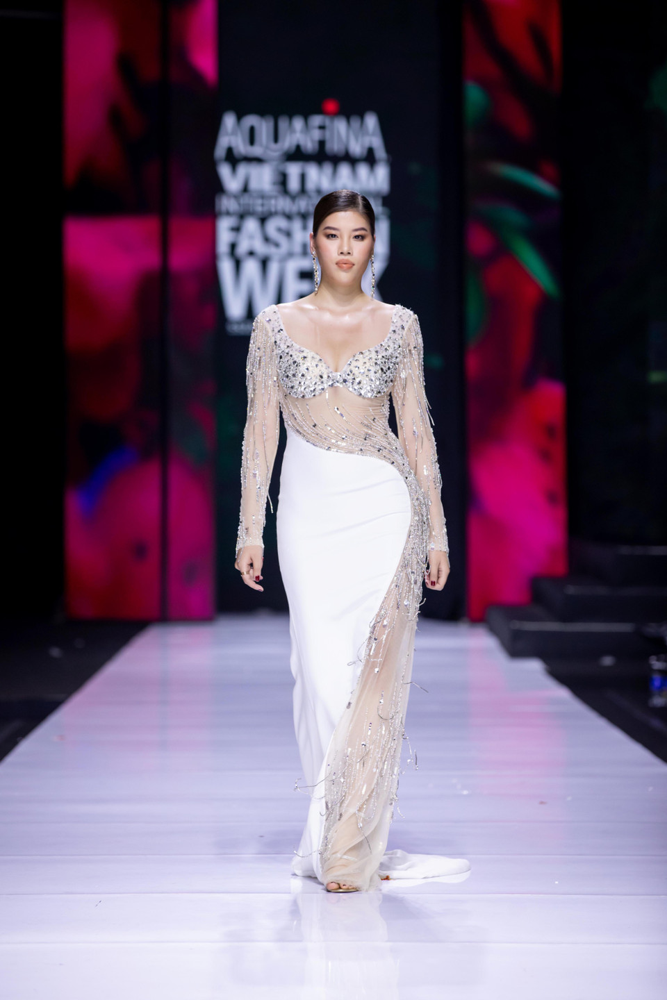 Cùng ngắm bộ sưu tập ‘Mother Land' của nhà thiết kế Linh San. (Ảnh: CTV/Vietnam+)