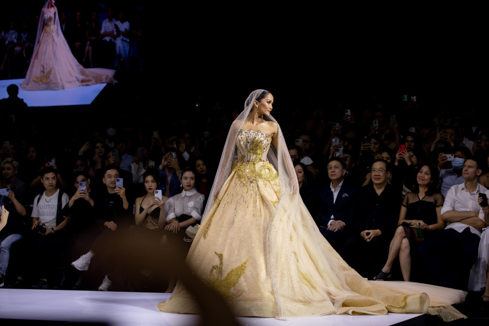 Không hổ danh là ‘nhà thiết kế của nhan sắc Việt,’ nhà tạo mẫu Linh San đã khiến sàn diễn đêm bế mạc Tuần lễ thời trang quốc tế Việt Nam Xuân Hè 2022 cuối tuần qua ‘bùng nổ’ với những thiết kế ấn tượng trong bộ sưu tập ‘Mother Land’ (Đất mẹ).(Ảnh: CTV/Vietnam+)