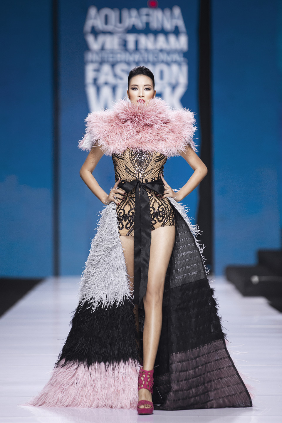 Được biết, nhà nhà tạo mẫu Tuyết Lê lấy ý tưởng cho bộ sưu tập này dựa trên những câu chuyện tình yêu lãng mạn trong cuộc sống và nghệ thuật. (Ảnh: CTV/Vietnam+)