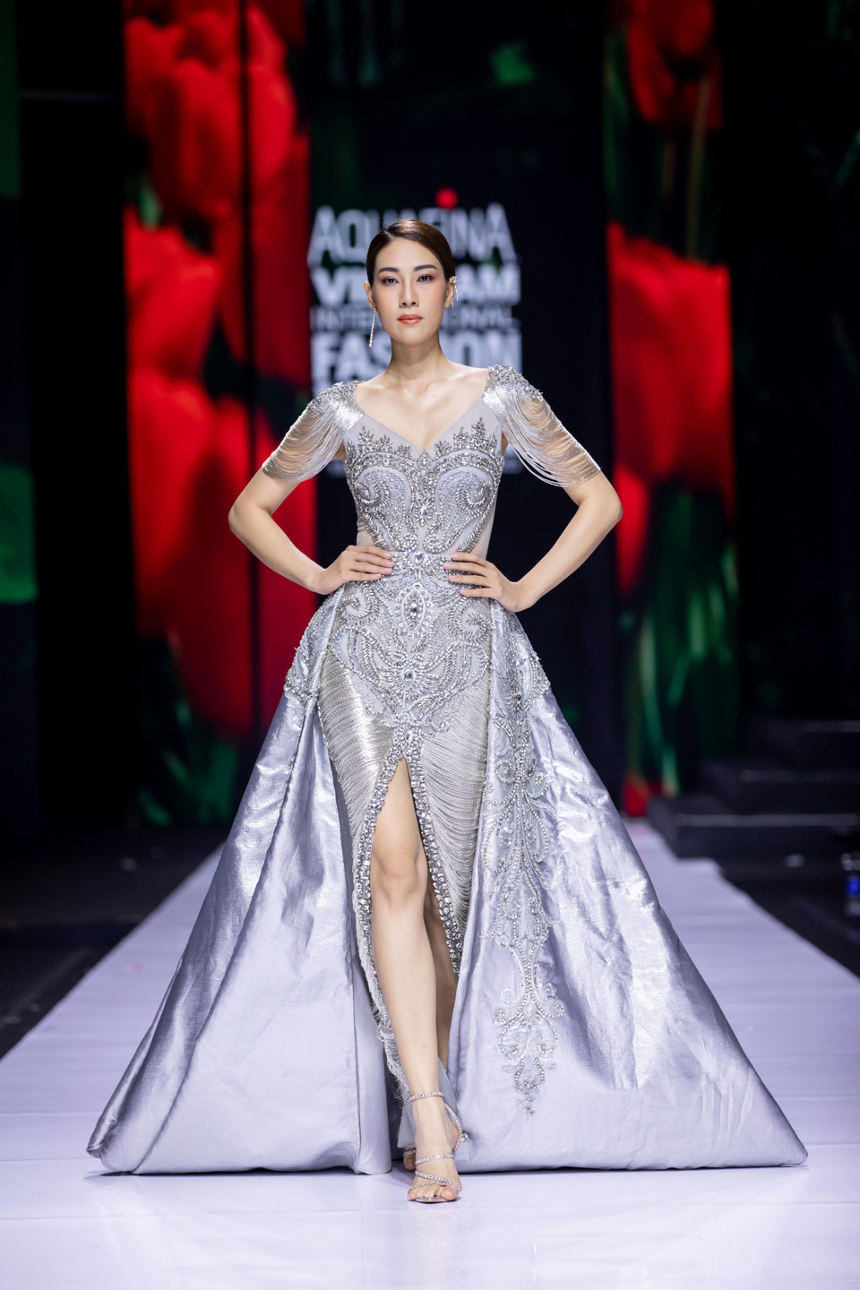 Cùng ngắm bộ sưu tập ‘Mother Land' của nhà thiết kế Linh San. (Ảnh: CTV/Vietnam+)