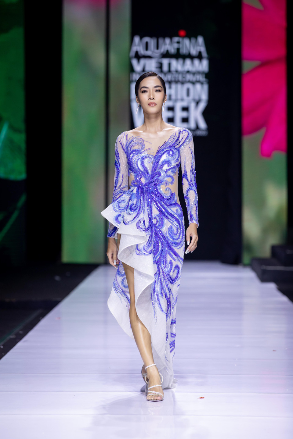 Cùng ngắm bộ sưu tập ‘Mother Land' của nhà thiết kế Linh San. (Ảnh: CTV/Vietnam+)