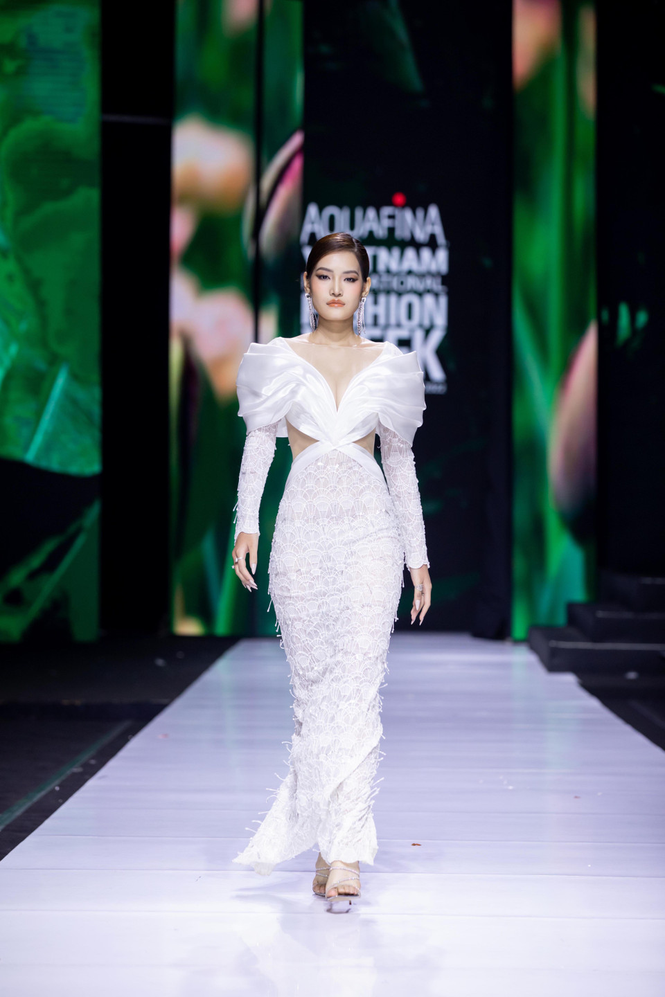 Cùng ngắm bộ sưu tập ‘Mother Land' của nhà thiết kế Linh San. (Ảnh: CTV/Vietnam+)