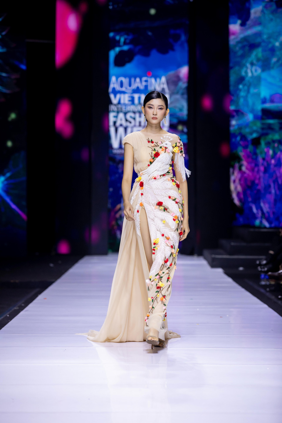 Cùng ngắm bộ sưu tập ‘Mother Land' của nhà thiết kế Linh San. (Ảnh: CTV/Vietnam+)