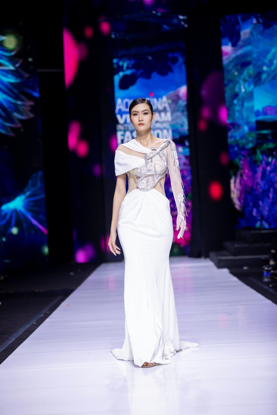 Cùng ngắm bộ sưu tập ‘Mother Land' của nhà thiết kế Linh San. (Ảnh: CTV/Vietnam+)