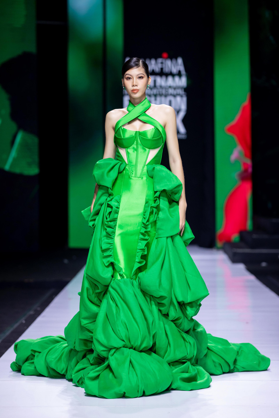 Cùng ngắm bộ sưu tập ‘Mother Land' của nhà thiết kế Linh San. (Ảnh: CTV/Vietnam+)