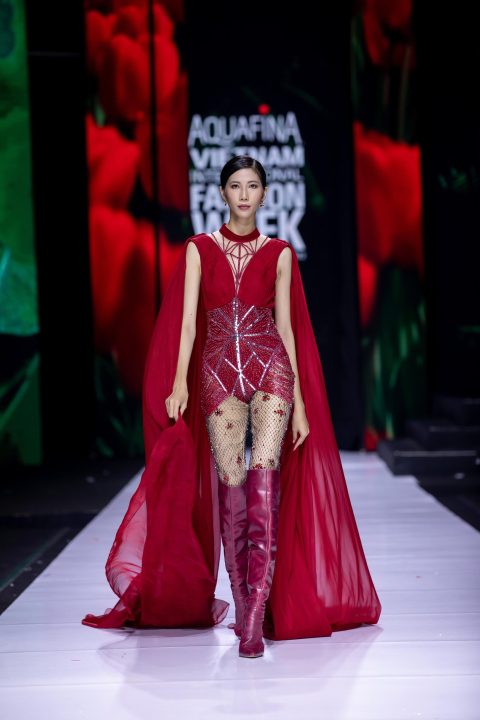 Cùng ngắm bộ sưu tập ‘Mother Land' của nhà thiết kế Linh San. (Ảnh: CTV/Vietnam+)