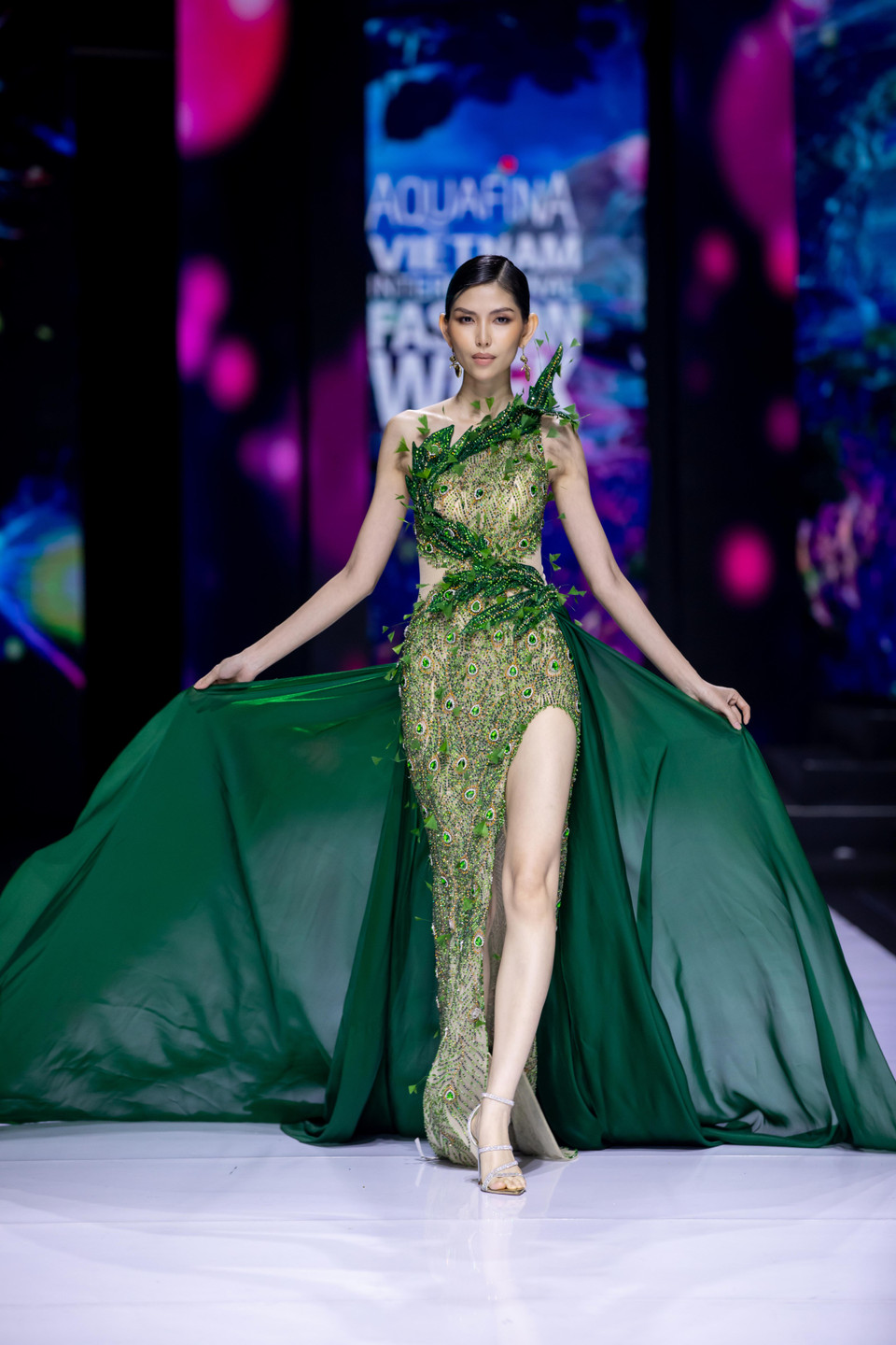 Người mẫu TyhD Thùy Dương trình diễn thiết kế trong bộ sưu tập. (Ảnh: CTV/Vietnam+)