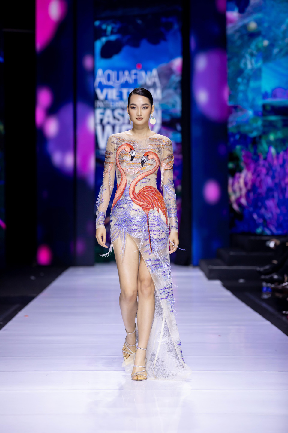 Cùng ngắm bộ sưu tập ‘Mother Land' của nhà thiết kế Linh San. (Ảnh: CTV/Vietnam+)