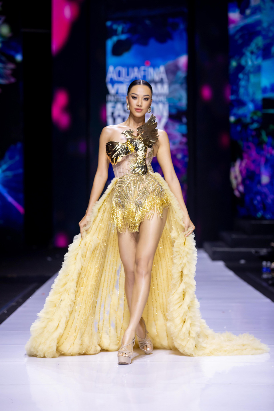 Á hậu Kim Duyên xuất hiện ấn tượng trong chiếc đầm sang chảnh, toát lên tinh thần nữ quyền. (Ảnh: CTV/Vietnam+)