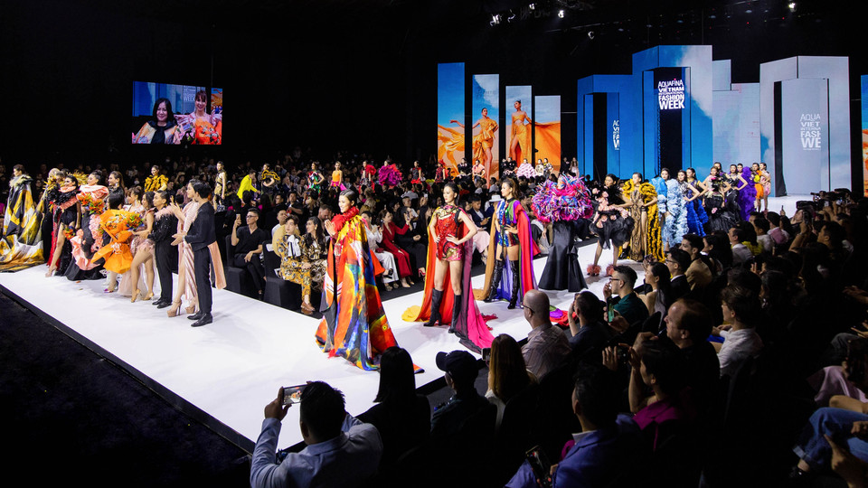 Nhà thiết kế Tuyết Lê đã gây bất ngờ khi ‘chơi lớn’ trong khuôn khổ Tuần lễ Thời trang quốc tế Việt Nam Xuân Hè 2022 với bộ sưu tập ‘Rose Secret’ hoành tráng. (Ảnh: CTV/Vietnam+)