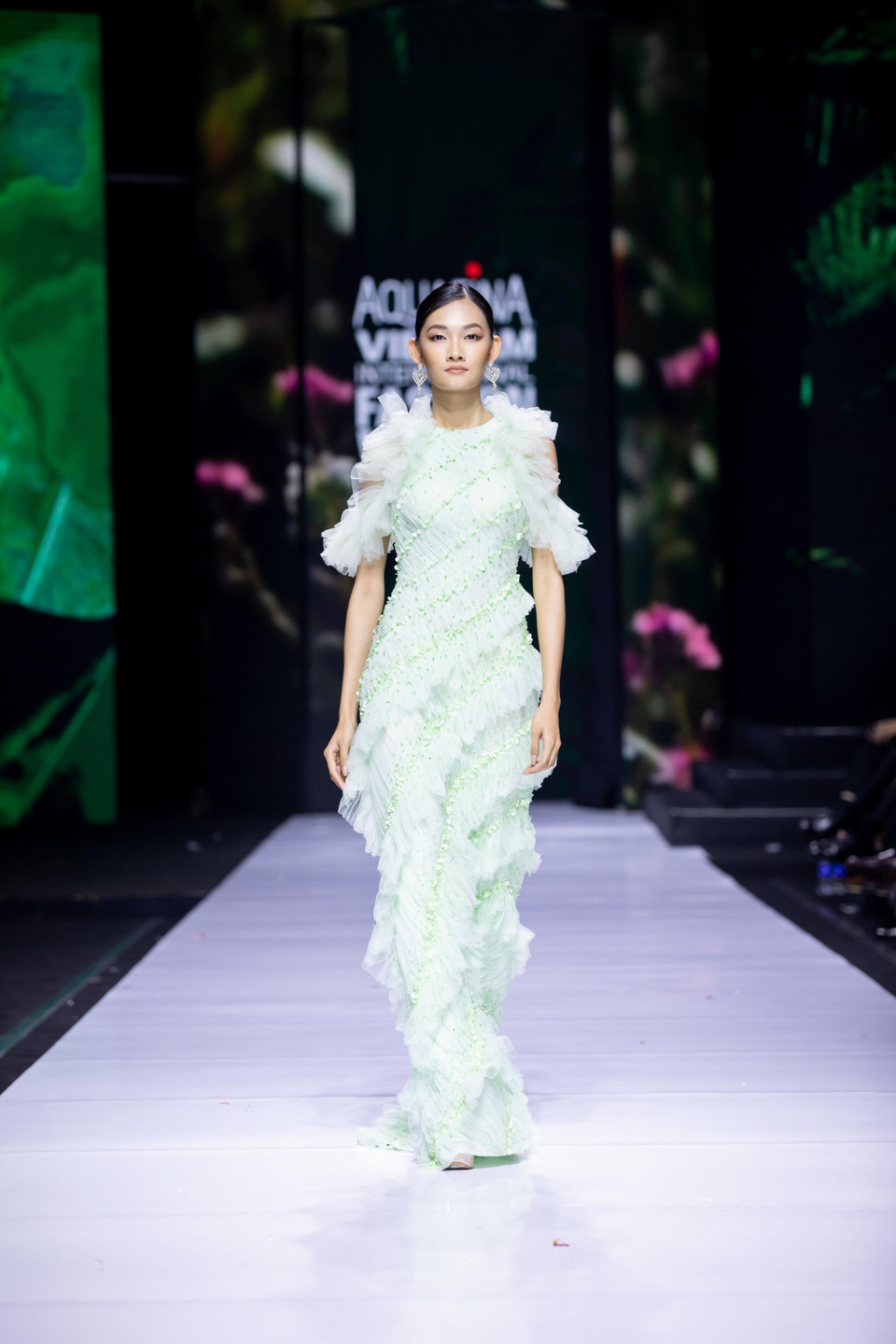 Cùng ngắm bộ sưu tập ‘Mother Land' của nhà thiết kế Linh San. (Ảnh: CTV/Vietnam+)