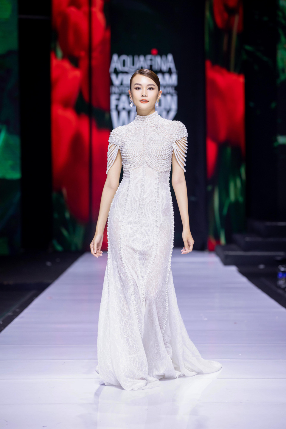 Cùng ngắm bộ sưu tập ‘Mother Land' của nhà thiết kế Linh San. (Ảnh: CTV/Vietnam+)