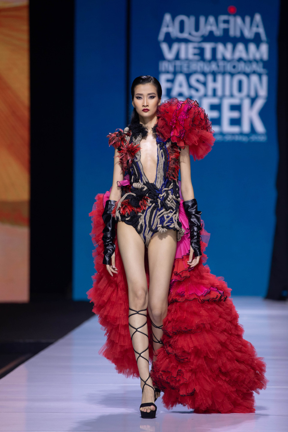 Cùng ngắm những thiết kế độc đáo trong bộ sưu tập ‘Rose Secret’ của nhà tạo mẫu Tuyết Lê. (Ảnh: CTV/Vietnam+)