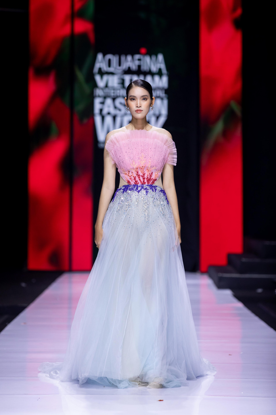 Cùng ngắm bộ sưu tập ‘Mother Land' của nhà thiết kế Linh San. (Ảnh: CTV/Vietnam+)