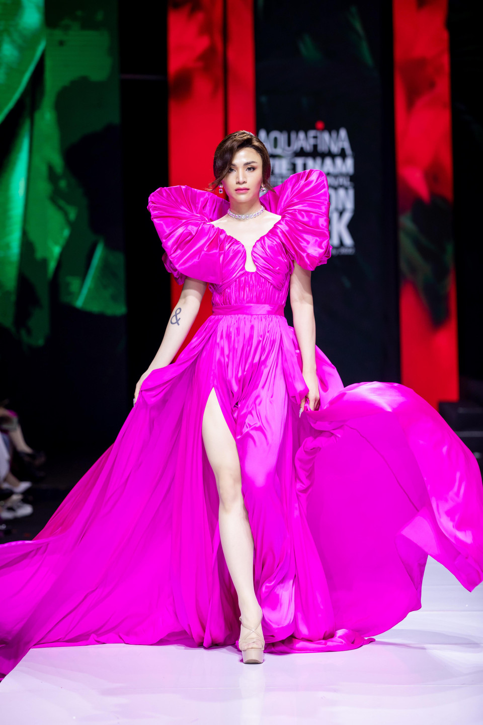 Cùng ngắm bộ sưu tập ‘Mother Land' của nhà thiết kế Linh San. (Ảnh: CTV/Vietnam+)