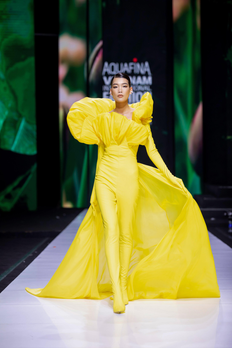 Cùng ngắm bộ sưu tập ‘Mother Land' của nhà thiết kế Linh San. (Ảnh: CTV/Vietnam+)