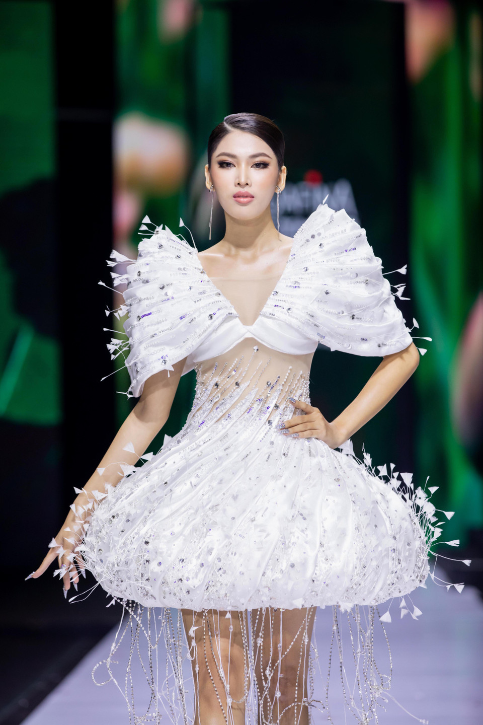 Cùng ngắm bộ sưu tập ‘Mother Land' của nhà thiết kế Linh San. (Ảnh: CTV/Vietnam+)