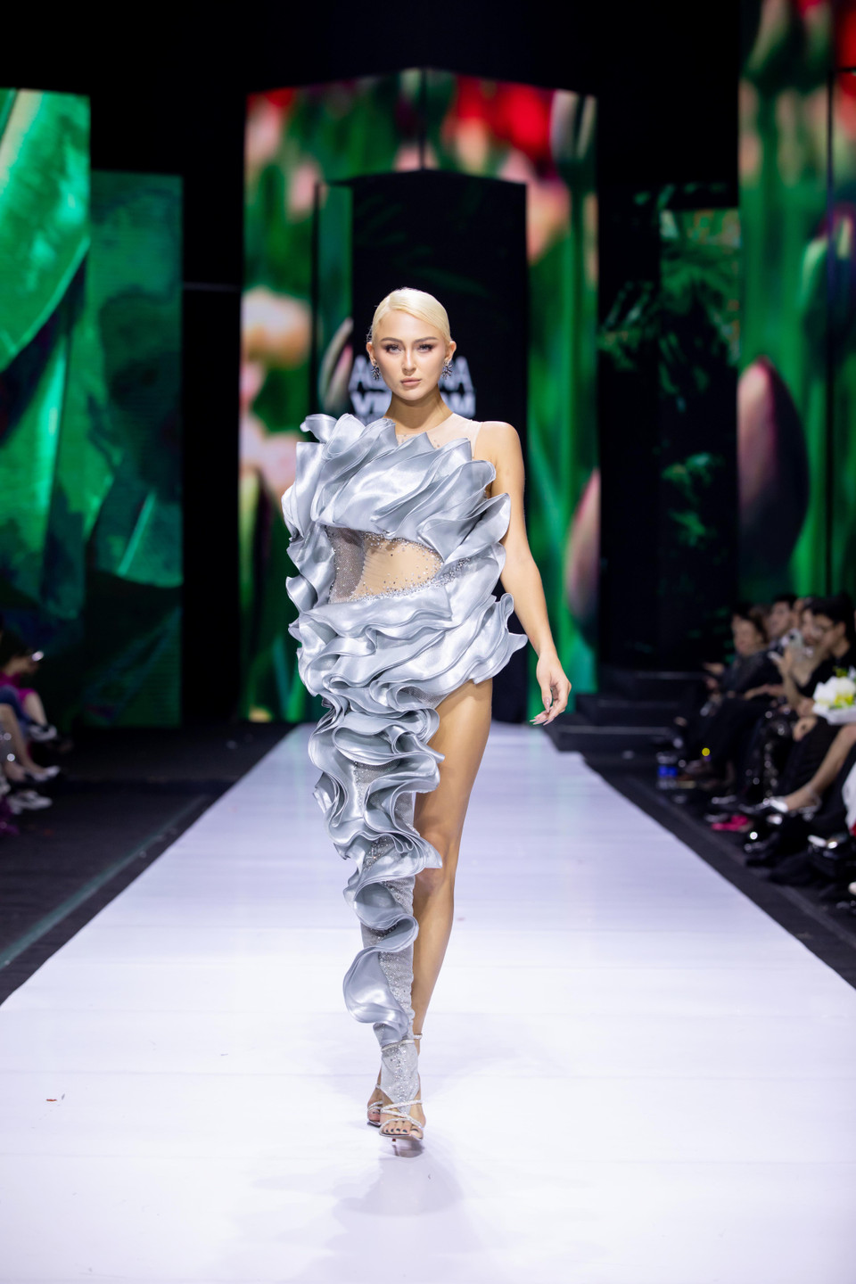 Cùng ngắm bộ sưu tập ‘Mother Land' của nhà thiết kế Linh San. (Ảnh: CTV/Vietnam+)