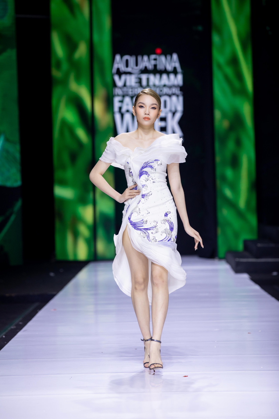 Cùng ngắm bộ sưu tập ‘Mother Land' của nhà thiết kế Linh San. (Ảnh: CTV/Vietnam+)