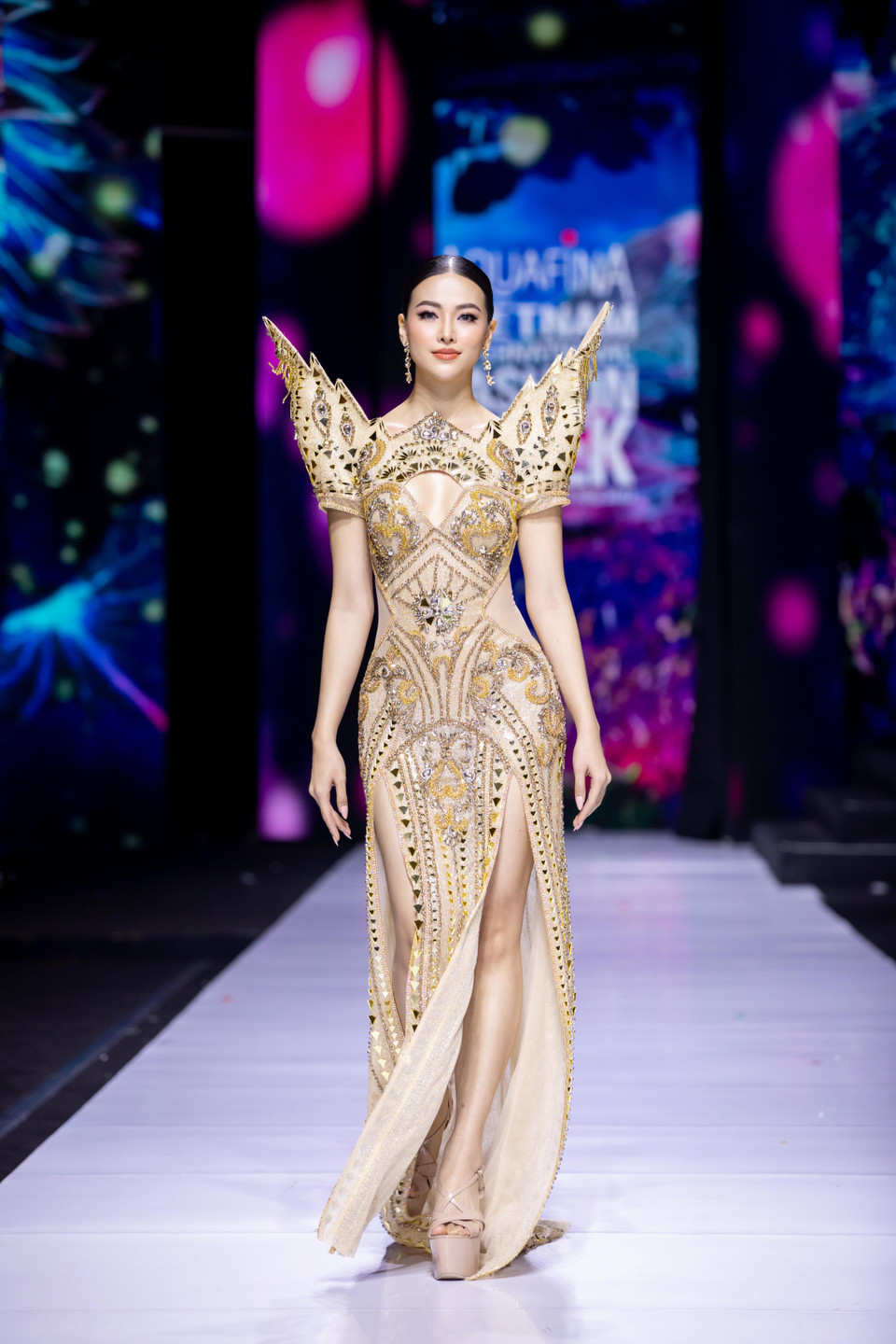  Đặc biệt hơn, màn trình diễn quy tụ dàn hoa hậu, người mẫu đình đám như: Hoa hậu Hoàn vũ Việt Nam H'Hen Niê, Hoa hậu Trái đất Phương Khánh, Á hậu Kim Duyên, Quán quân Siêu mẫu châu Á Quỳnh Anh, TyhD Thùy Dương… cùng catwalk với thần thái cực sang chảnh. (Ảnh: CTV/Vietnam+)