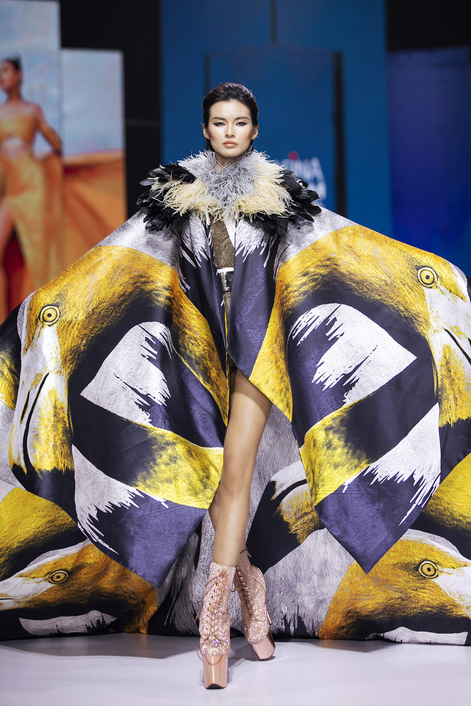 Từ ý tưởng của bộ sưu tập, nhà thiết kế muốn phác họa vẻ đẹp của người phụ nữ dịu dàng, ngọt ngào đầy bí ẩn nhưng không kém phần cuốn hút. (Ảnh: CTV/Vietnam+)