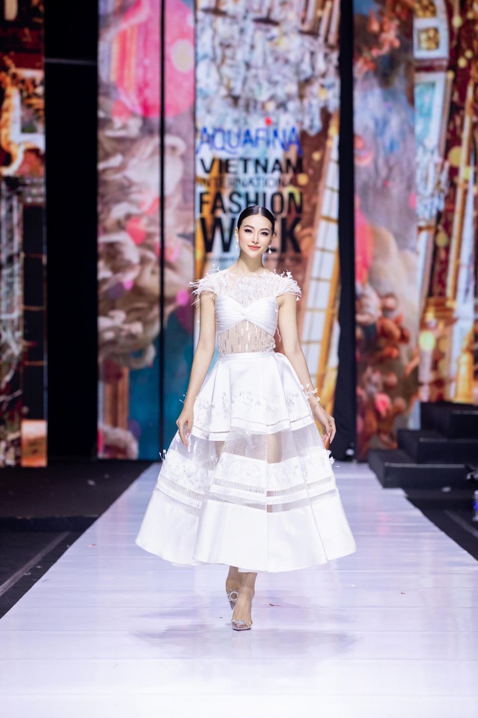 Cùng ngắm bộ sưu tập ‘Mother Land' của nhà thiết kế Linh San. (Ảnh: CTV/Vietnam+)