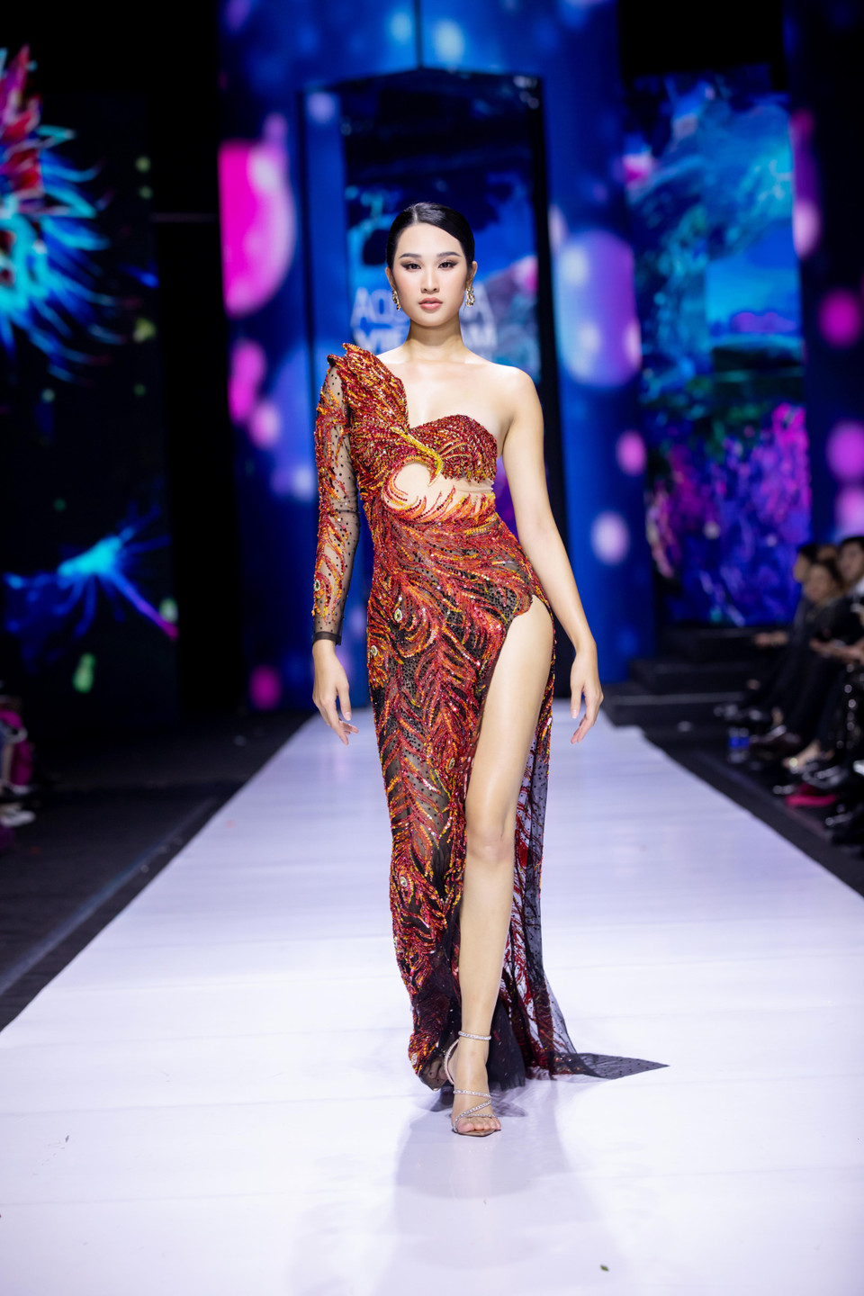 Cùng ngắm bộ sưu tập ‘Mother Land' của nhà thiết kế Linh San. (Ảnh: CTV/Vietnam+)