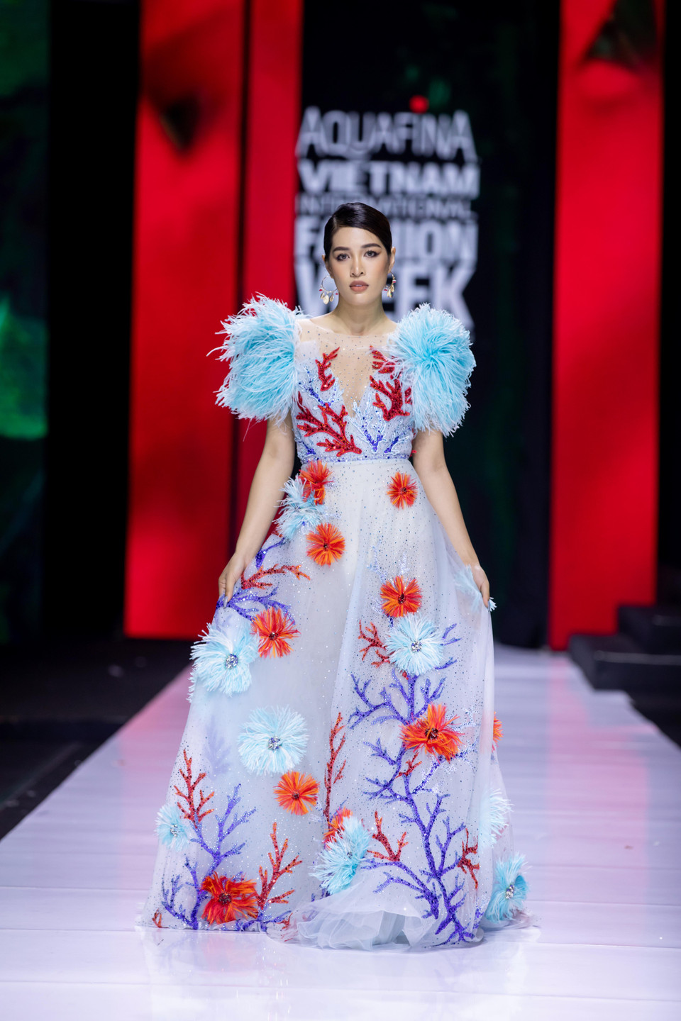 Cùng ngắm bộ sưu tập ‘Mother Land' của nhà thiết kế Linh San. (Ảnh: CTV/Vietnam+)