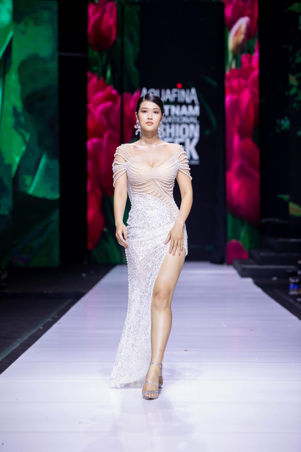 Cùng ngắm bộ sưu tập ‘Mother Land' của nhà thiết kế Linh San. (Ảnh: CTV/Vietnam+)